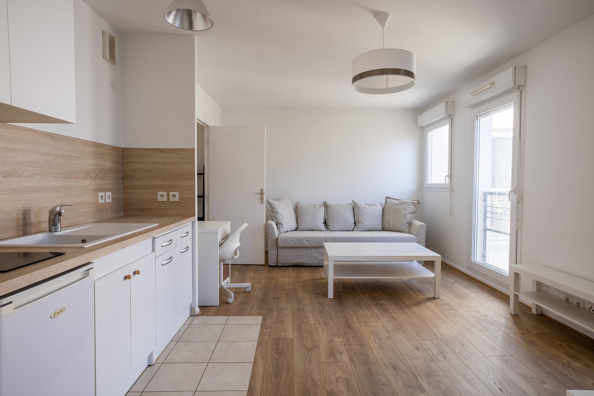 studio parisien présentant un petit espace bien aménagé et bi